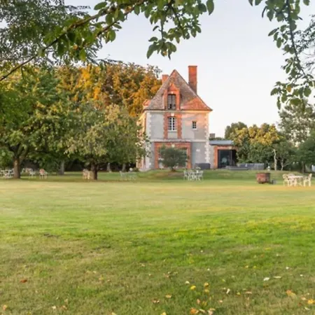 Le Chateau De De Hellenvilliers